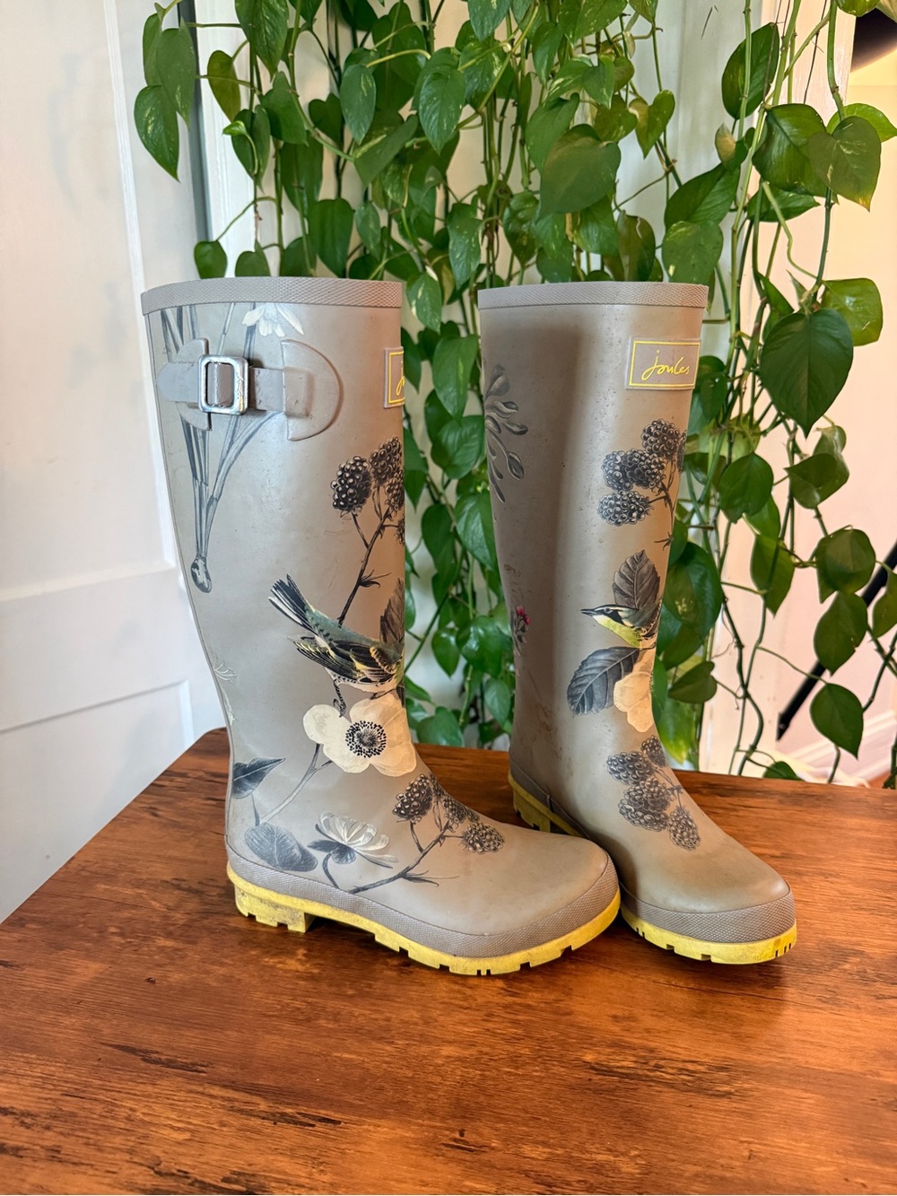 Joules Gray Floral & Bird Waterproof Rain Boots with Yellow Sole size 7